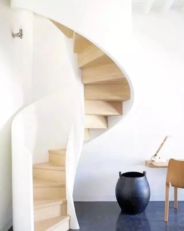 这样的楼梯，让人看了就忍不住想要拥有，我家的楼梯只能叫梯子！