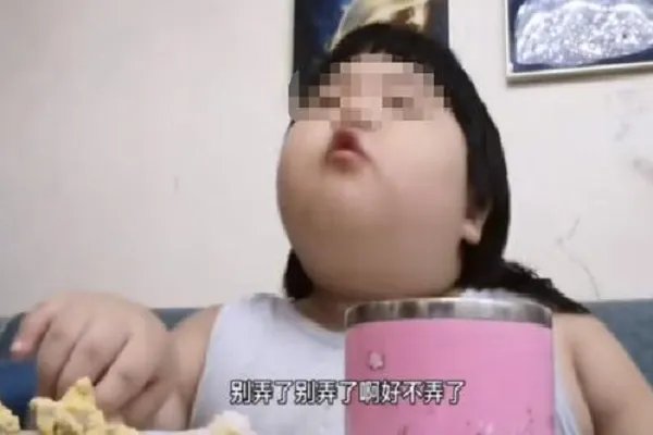三岁吃播佩琪被妈妈喂到70斤,她真的愿意吃这么多吗?