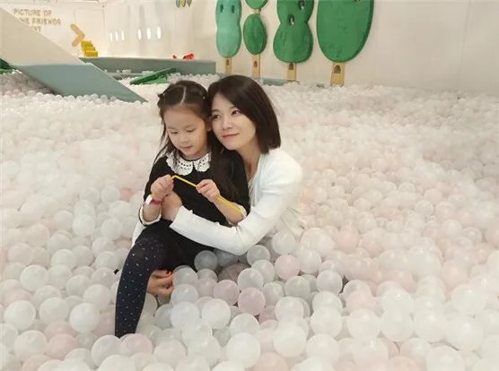 曹曦文一家三口照片前夫是谁资料背景 揭陈思成为何抛弃曹曦文