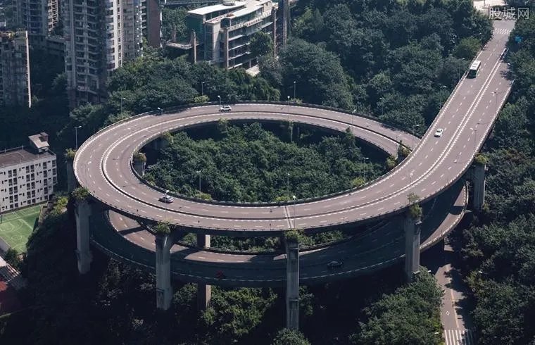 沪昆高速惨烈车祸 众多尸体血肉模糊令人窒息