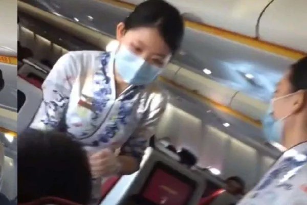 “你跳下去啊”男子抱怨婴儿飞机上哭闹被其母亲回怼，男乘客抱怨有错吗？