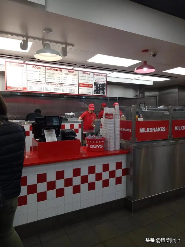 美剧中的外国人一顿饭只吃了个三明治就行了，他们饭量真的那么小吗？