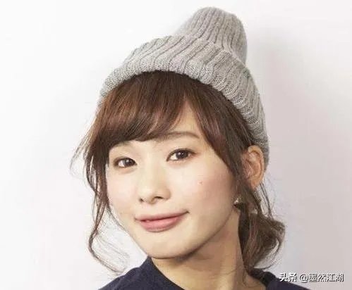 戴帽子的发型扎法？