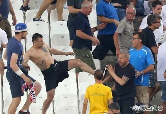 英格兰球迷在荷兰闹事25人被捕，敢去俄罗斯闹吗？