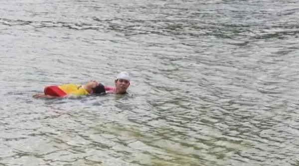 16岁女孩湍流中连救两名男子，事情的经过是怎样的？