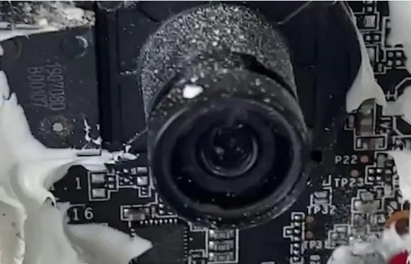 女生租住1年房间发现隐秘摄像头 正对着卧室床头！