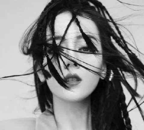 迪丽热巴脏辫叛逆感大片曝光，她这次的造型怎么样？