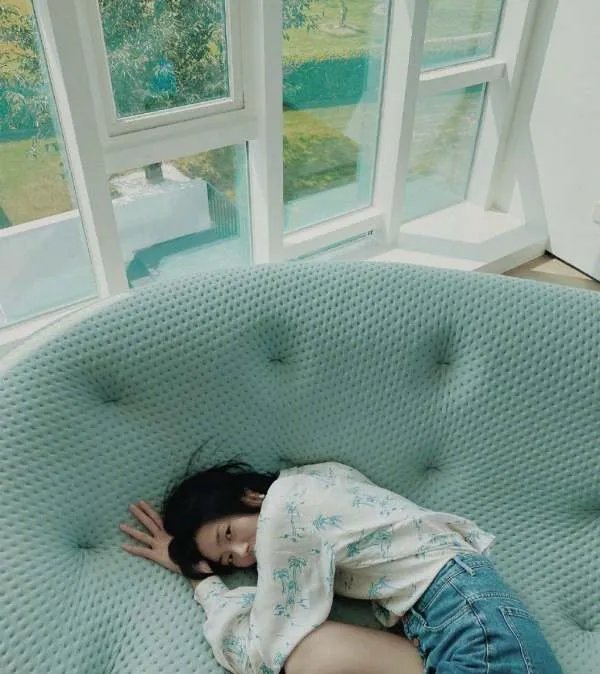 牛仔短裤配上什么衬衣，让刘雯看起来很有气质？