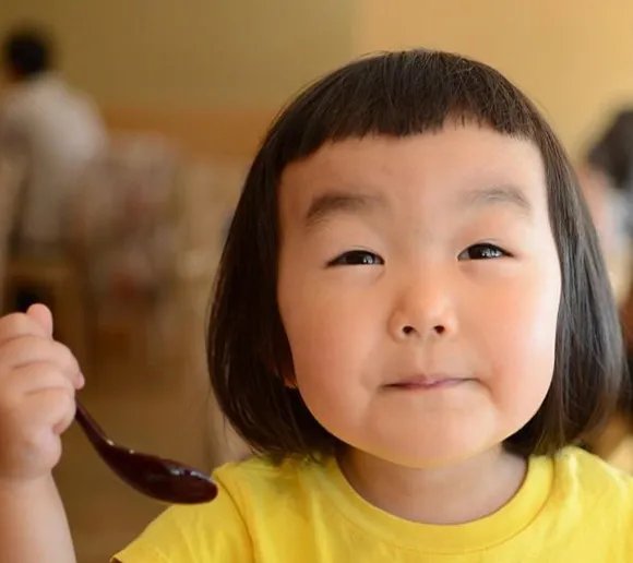 欣赏齐刘海女孩素颜照 原来齐刘海也可以这么美