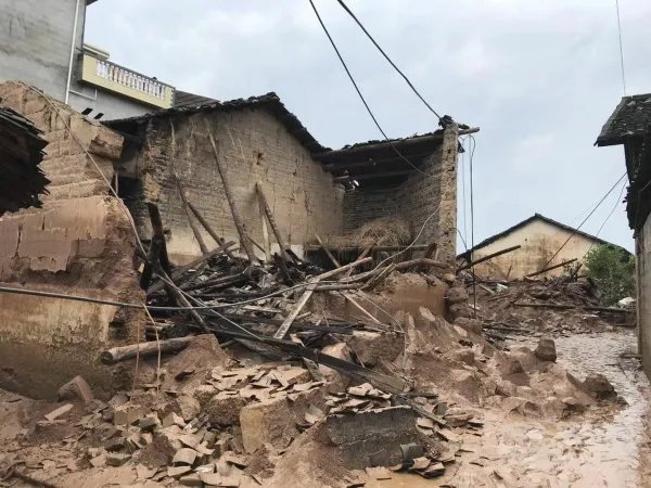 吴京拍戏又遇山洪，独自蹲在水边太危险，面临自然灾害我们该如何自救