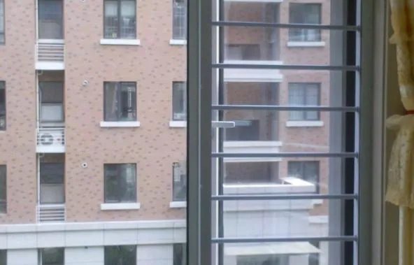 纱窗装里面还是外面