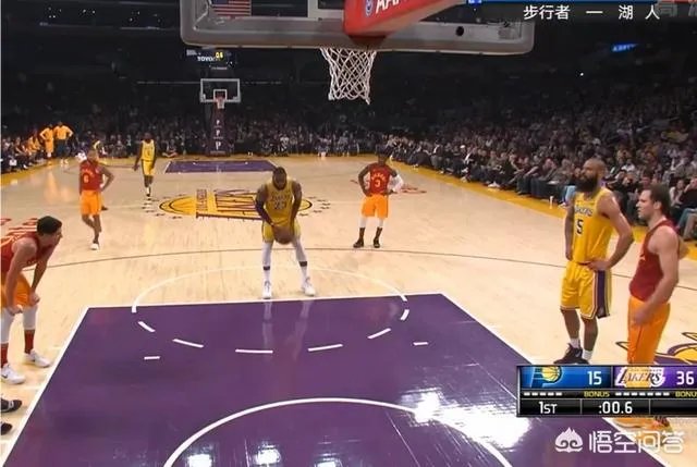 詹姆斯扣篮被犯规，为什么解说员说步行者队不解风情，当时情况如何？你怎么看？