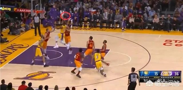 詹姆斯扣篮被犯规，为什么解说员说步行者队不解风情，当时情况如何？你怎么看？