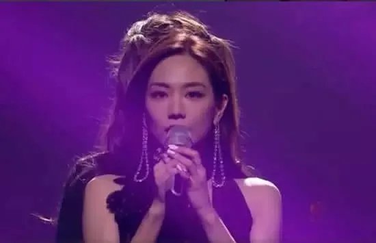 孟佳哭着看王霏霏，王霏霏这么有实力为何还会被淘汰？