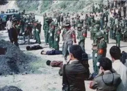 死刑犯被枪毙时，为什么要张开嘴巴？