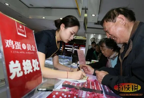 鸡蛋换黄金:10个鸡蛋换一转运珠，老人通宵排队