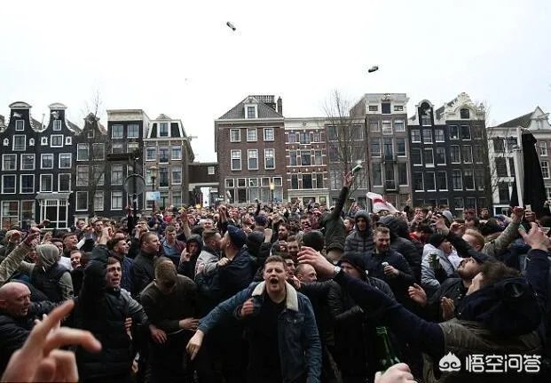 英格兰球迷在荷兰闹事25人被捕，敢去俄罗斯闹吗？