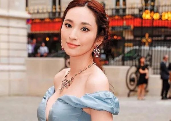 吴佩慈为男友生四娃还进不了豪门，她晒了什么让网友说进不了豪门也值了?