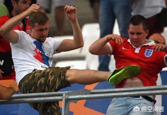 英格兰球迷在荷兰闹事25人被捕，敢去俄罗斯闹吗？