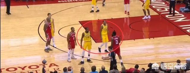 杜兰特偷袭卡佩拉，毫无巨星风范，网友怒喷欺软怕硬，对此你怎么看？