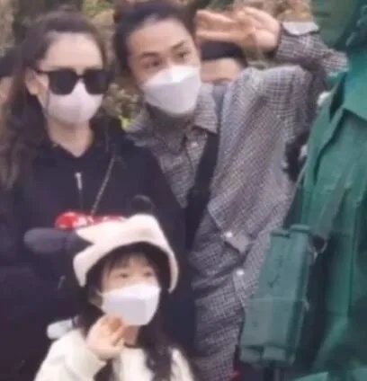 戚薇李承铉lucky游迪士尼是怎么回事 戚薇李承铉lucky游迪士尼是什么情况