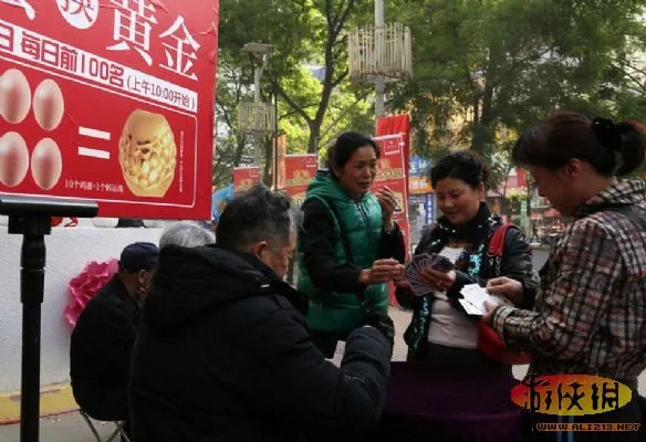 鸡蛋换黄金:10个鸡蛋换一转运珠,老人通宵排队