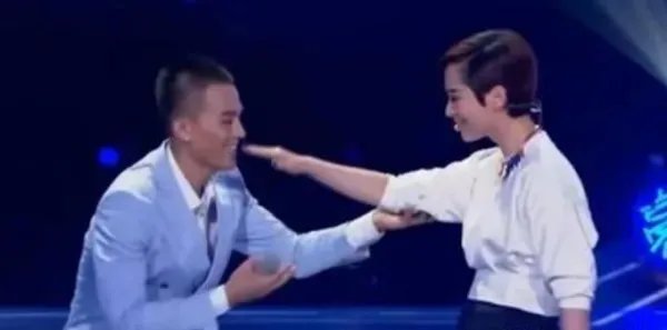 海清当初下跪欧豪，究竟是为何？当年发生了什么？