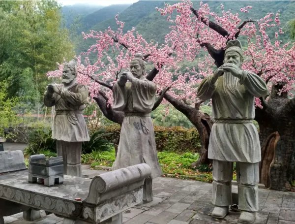 3男孩跪楼道里饮料代酒桃园结义！这一幕有多可爱？