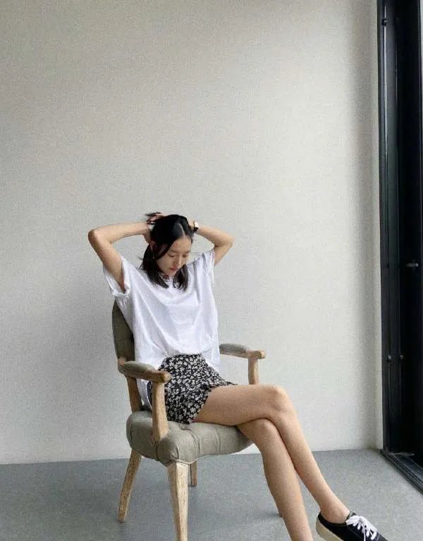 牛仔短裤配上什么衬衣，让刘雯看起来很有气质？