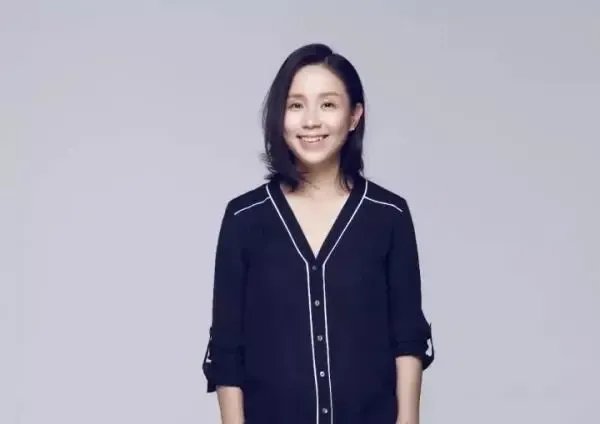 龙丹妮不再担任哇唧唧哇实际控制人，这个传闻是真的吗？