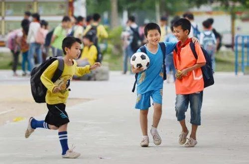 为何受捐学生会写嘲讽式感谢信，教育局对此如何回应？