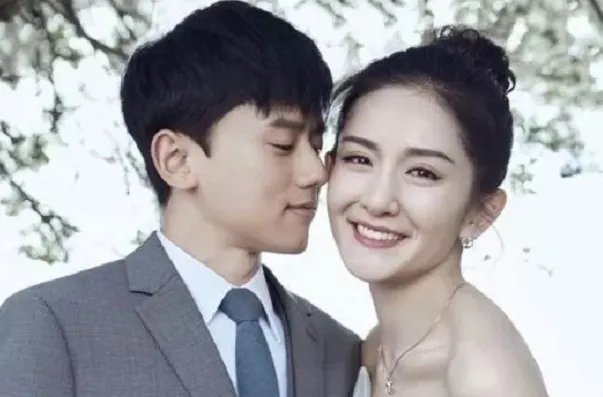 张杰谢娜罕见合体，抓胳膊牵手如胶似漆，婚变传闻是否就此不攻自破？