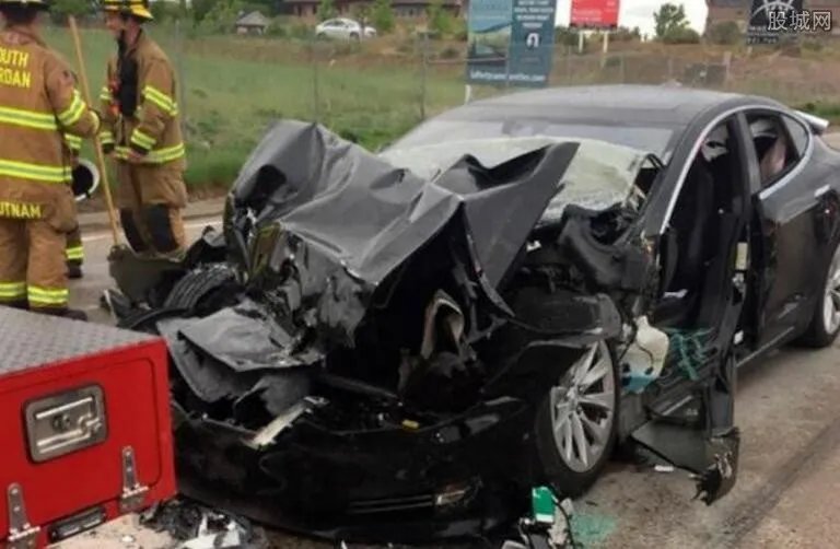 特斯拉追尾事故 特斯拉接二连三失事再次闯出祸