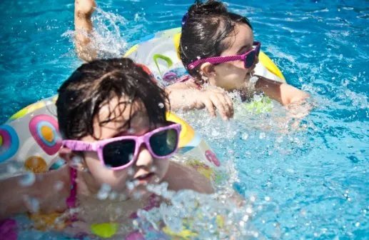 熊孩子井盖内扔鞭炮被炸飞，如何避免此类事情的再次发生？