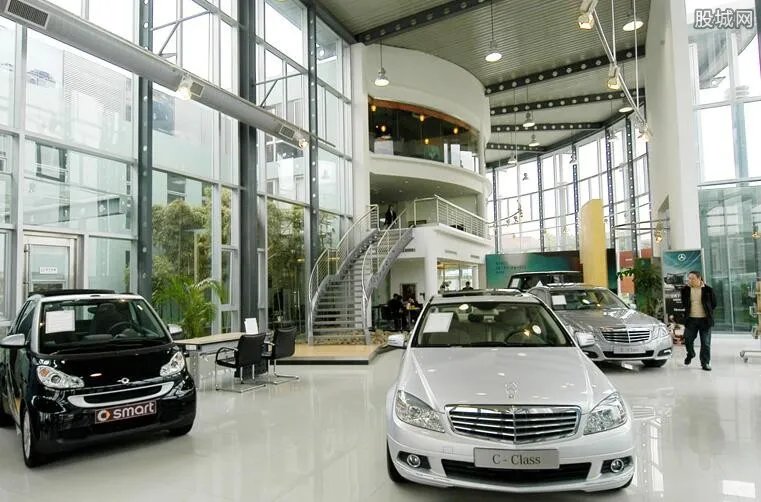 西安奔驰女车主身份 奔驰女车主简历照片曝光