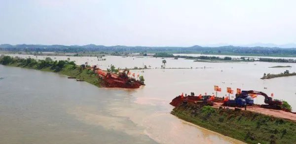 上千名空降兵封堵了哪里的200米河堤决口？