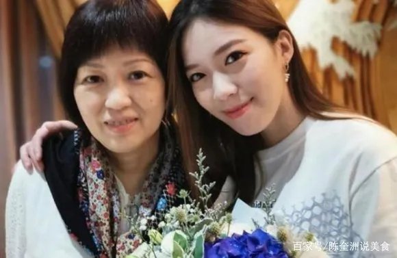 梁洁华患癌离世一年，黄日华谈及亡妻数度哽咽落泪，看上去有多伤心？