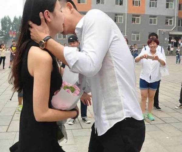 哪些动作会让男生激动想吻你 多看偶像剧帮助特别大