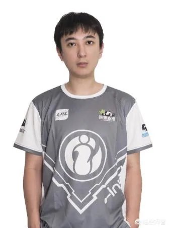 IG对阵VG首发名单正式公布，王思聪担任首发AD，JKL以辅助位上场，你怎么看？