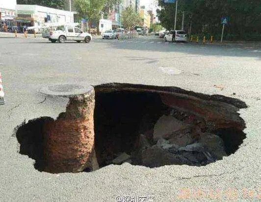 重庆武隆人行道垮塌行人掉入坑中是怎么回事？
