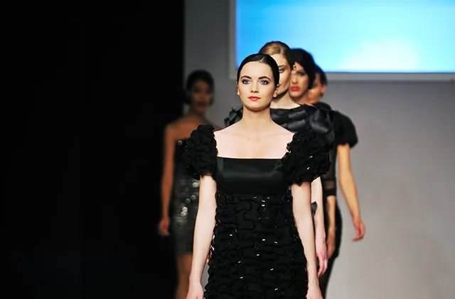 晚礼服走秀的基本动作有哪些 穿晚礼服走秀需要注意什么