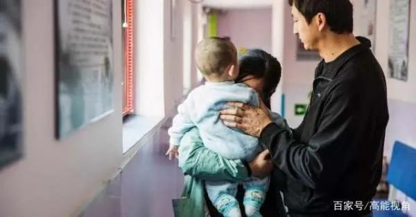 女子嫁贫困男子，家人极力反对，孩子患病后求娘家却被说活该，怎么办？