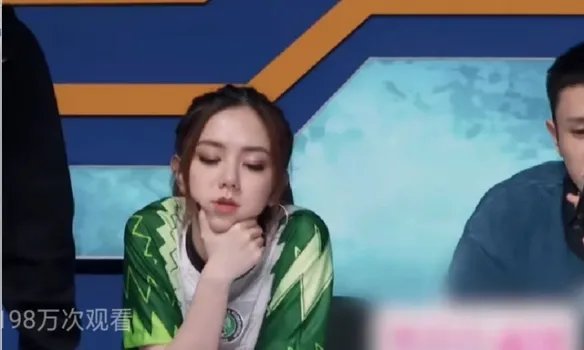 邓紫棋在电竞解说台睡着 网友:像极了上课打瞌睡的我