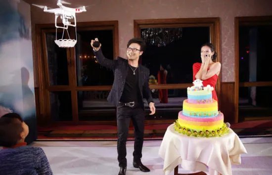 章子怡探班汪峰，两人片场撒狗粮，你觉得他们这对般配吗？