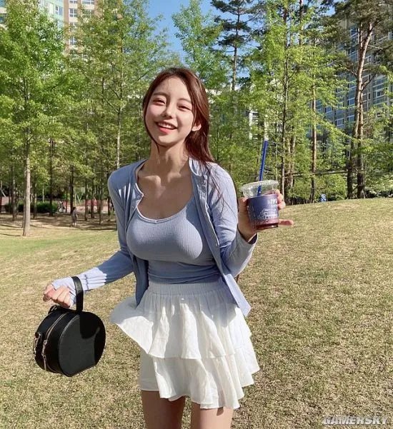 包不住的完美S曲线 韩国网红正妹兼具可爱与性感