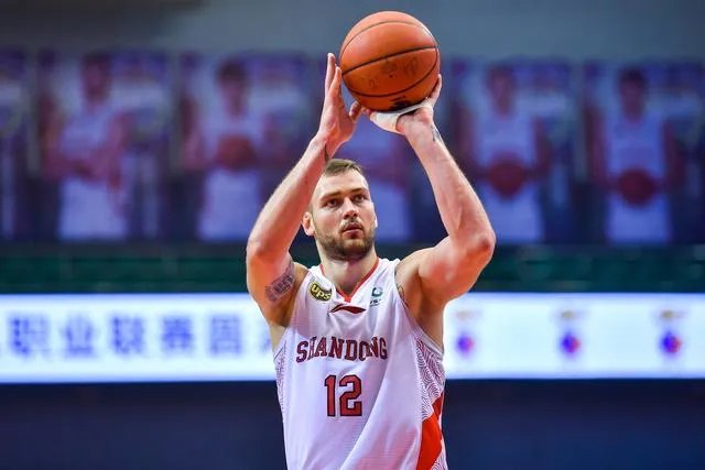 伊恩·克拉克与新疆男篮俱乐部签约后，新疆队实力如何？能否与广东一战？