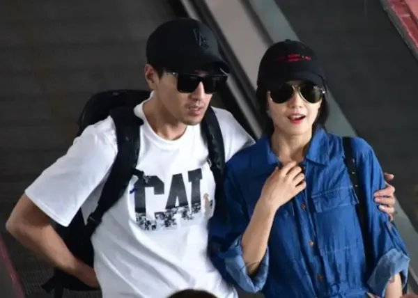 高圆圆赵又廷带女儿外出就餐，两人有怎样恋爱经历？