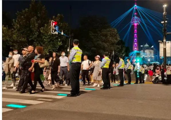 上海外滩再现拉链式人墙是为了做什么？
