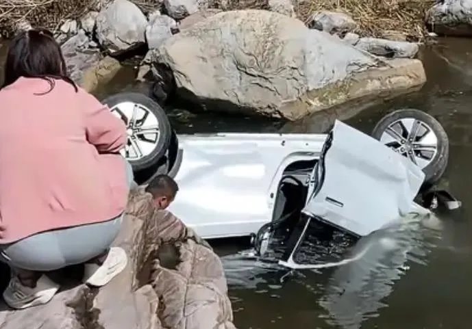 山西一电动汽车坠崖车内多人死亡 太可怜了