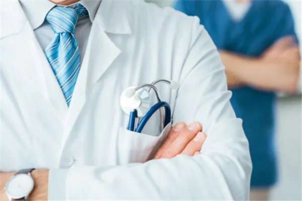 医学女博士在南京赶车途中救了个人，你如何看待她的善举？